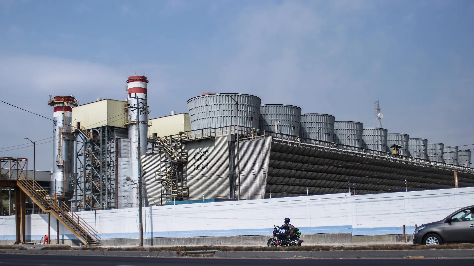 CFE-MEXICO PAGA LA LUZ MAS CARA-roberto hernandez (2)